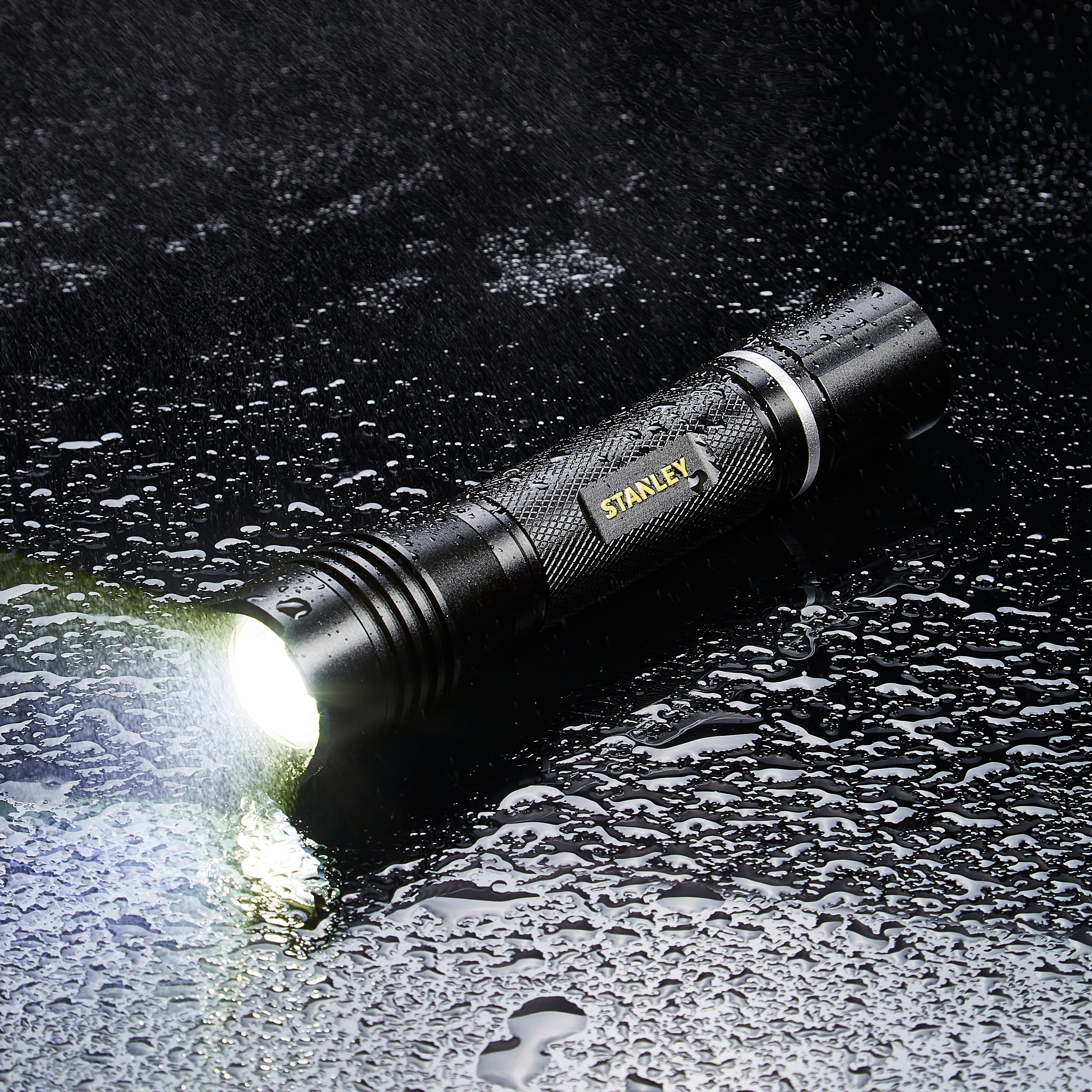 Forum SXLS50104E Stanley Rechargeable LED Torch. 650 Lumens