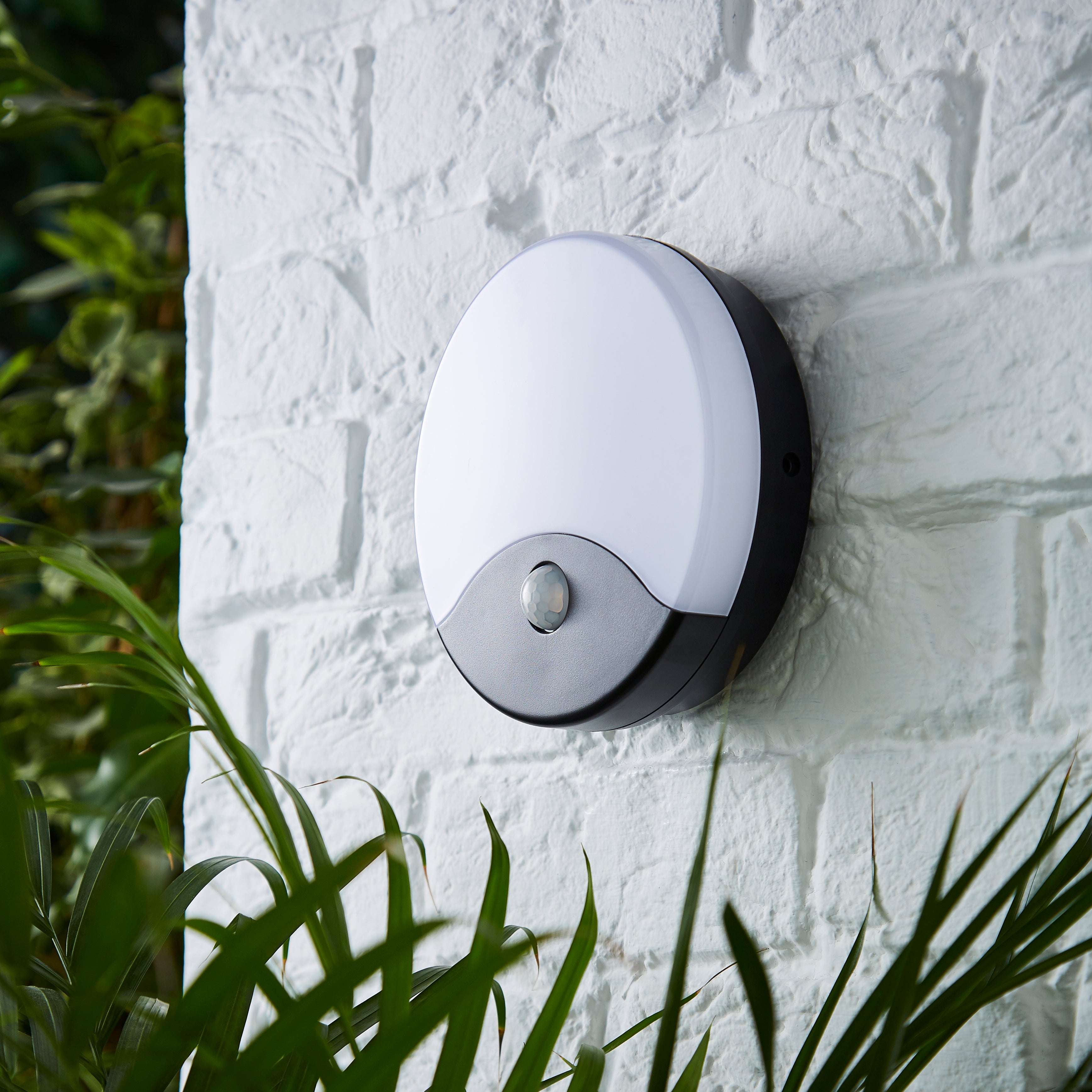 Forum CZ-34015-BLK Turus 15 Watt Outdoor Round Bulkhead Light with PIR, Black