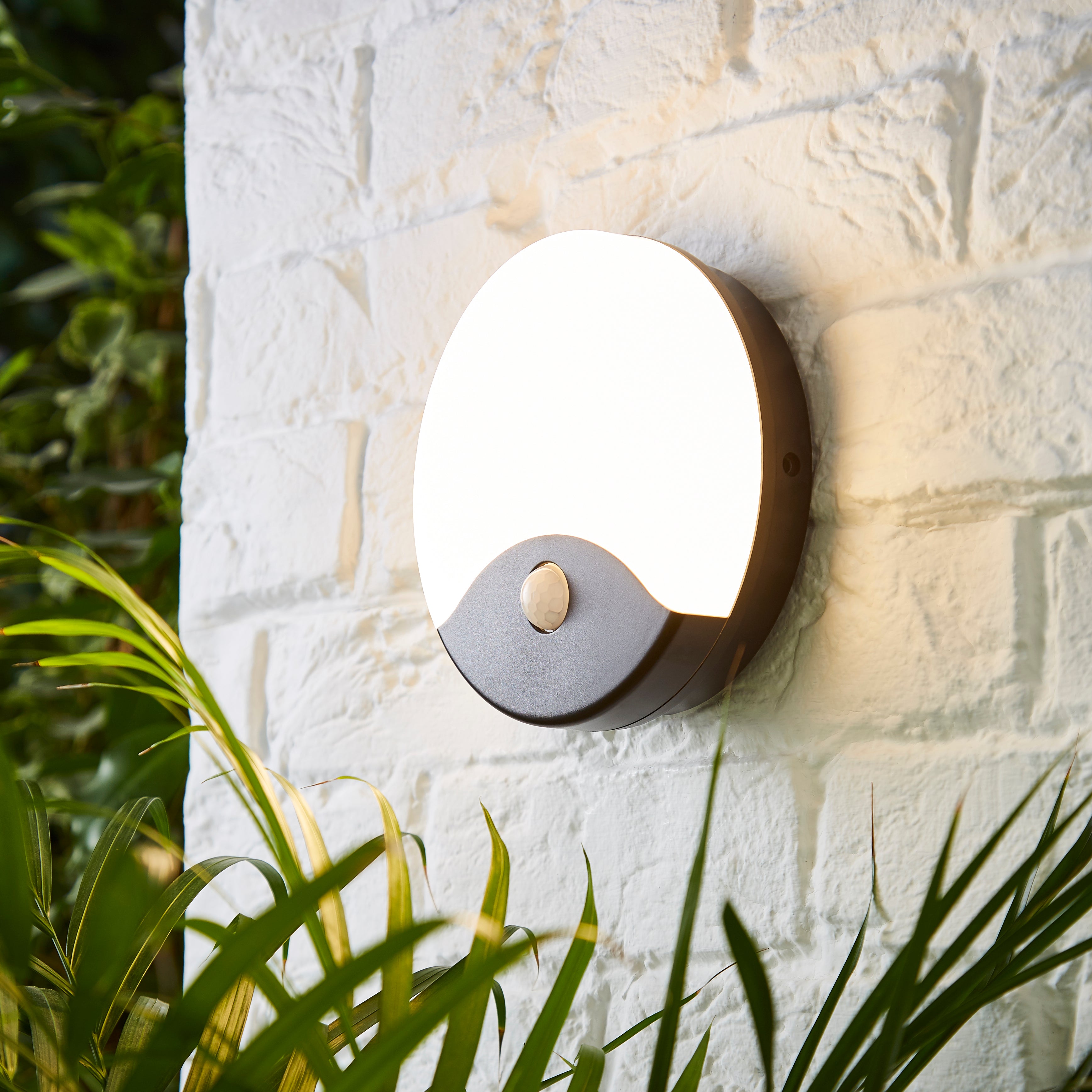 Forum CZ-34015-BLK Turus 15 Watt Outdoor Round Bulkhead Light with PIR, Black